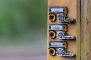 Düğmeli metal ekipmanları kapat