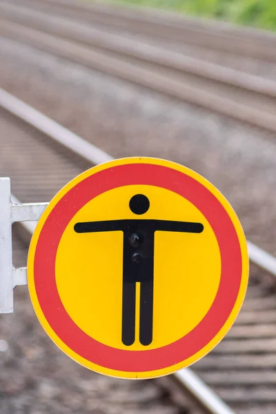 Железнодорожной Станции Размытом Фоне Знака Нарушения Границ Железнодорожными Путями Оранжевой — стоковое фото
