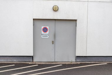 Modern bir binanın metal kapısı. 