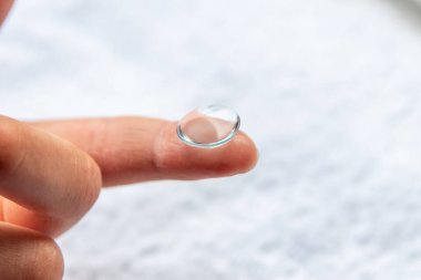 Gözlükçünün ya da göz doktorunun görüşünü düzeltmek için parmaktaki kontak lensi ve bulanık görme yeteneği şeffaf tek kullanımlık makro mercekle hijyenle başa çıkmaktır.