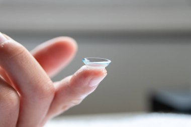 Gözlükçünün ya da göz doktorunun görüşünü düzeltmek için parmaktaki kontak lensi ve bulanık görme yeteneği şeffaf tek kullanımlık makro mercekle hijyenle başa çıkmaktır.