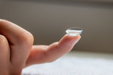 Gözlükçünün ya da göz doktorunun görüşünü düzeltmek için parmaktaki kontak lensi ve bulanık görme yeteneği şeffaf tek kullanımlık makro mercekle hijyenle başa çıkmaktır.