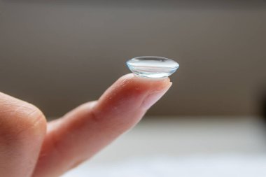 Gözlükçünün ya da göz doktorunun görüşünü düzeltmek için parmaktaki kontak lensi ve bulanık görme yeteneği şeffaf tek kullanımlık makro mercekle hijyenle başa çıkmaktır.