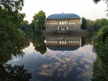 Düsseldorf / Almanya - 08 31 2020: Northrhine Westphalia 'nın başkentinde yer alan Düsseldorf sanat koleksiyonu, Rönesans tarzında sanat sergileri ve turistlerin ilgi odağı olduğu ünlü bir gezi müzesidir.