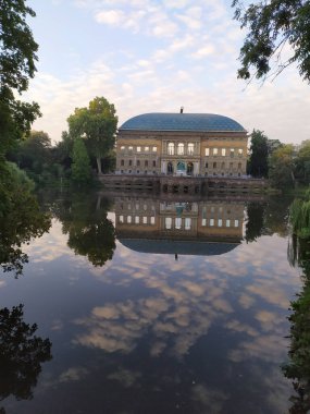 Düsseldorf / Almanya - 08 31 2020: Northrhine Westphalia 'nın başkentinde yer alan Düsseldorf sanat koleksiyonu, Rönesans tarzında sanat sergileri ve turistlerin ilgi odağı olduğu ünlü bir gezi müzesidir.