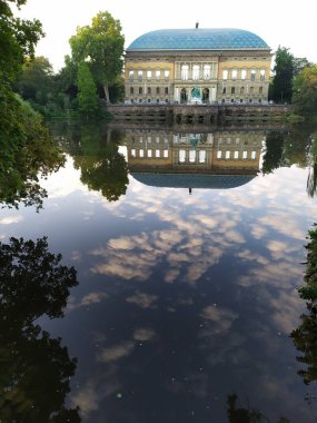 Düsseldorf / Almanya - 08 31 2020: Northrhine Westphalia 'nın başkentinde yer alan Düsseldorf sanat koleksiyonu, Rönesans tarzında sanat sergileri ve turistlerin ilgi odağı olduğu ünlü bir gezi müzesidir.