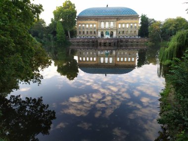 Düsseldorf / Almanya - 08 31 2020: Northrhine Westphalia 'nın başkentinde yer alan Düsseldorf sanat koleksiyonu, Rönesans tarzında sanat sergileri ve turistlerin ilgi odağı olduğu ünlü bir gezi müzesidir.