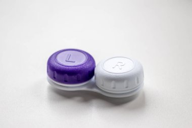 Gözlüklere optik alternatif olarak kontak lens konteynırı. Uzaklık ve hijyen konsepti olan bir gözlükçüden veya göz doktorundan miyop görme bozukluğu gibi doğru görme hastalıkları.