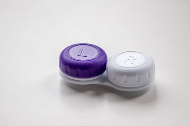 Gözlüklere optik alternatif olarak kontak lens konteynırı. Uzaklık ve hijyen konsepti olan bir gözlükçüden veya göz doktorundan miyop görme bozukluğu gibi doğru görme hastalıkları.