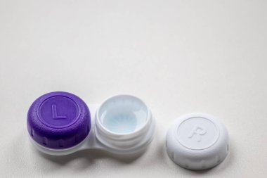 Gözlüklere optik alternatif olarak kontak lens konteynırı. Uzaklık ve hijyen konsepti olan bir gözlükçüden veya göz doktorundan miyop görme bozukluğu gibi doğru görme hastalıkları.