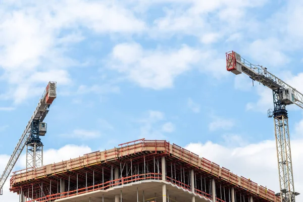 Bulutlu bir günde bina inşaatında vinç