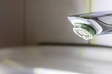 Duş veya musluk lavabosunda paslanmaz krom kaplı ekipmanlarla eski fosil banyo tesisatları ve fosil hijyeniği, krom anahtara damlayan su nedeniyle onarım onarımı gösteriyor.