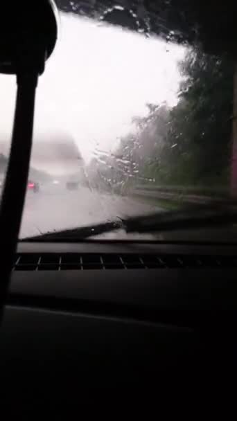 Jazda Czasie Ulewnego Deszczu Samochodem Patrzącym Przez Krople Deszczu Przednią — Wideo stockowe