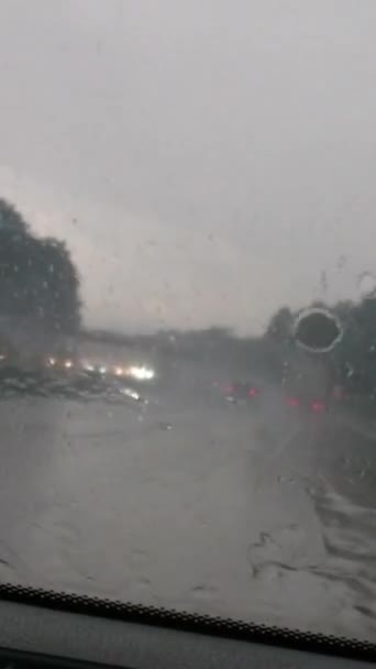 Conducir Través Fuertes Lluvias Con Coche Mirando Través Las Gotas — Vídeo de stock