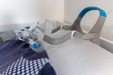 Yastıktaki engelleyici uyku apnesine karşı CPAP maskesi hastalara solunum maskesi ve horlama ve uyku bozukluğuna karşı bir CPP makinesiyle solunum maskesi olarak yardımcı olur.