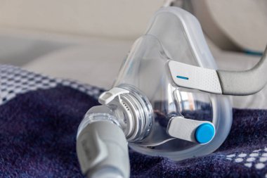 Yastıktaki engelleyici uyku apnesine karşı CPAP maskesi hastalara solunum maskesi ve horlama ve uyku bozukluğuna karşı bir CPP makinesiyle solunum maskesi olarak yardımcı olur.