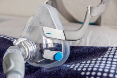 Yastıktaki engelleyici uyku apnesine karşı CPAP maskesi hastalara solunum maskesi ve horlama ve uyku bozukluğuna karşı bir CPP makinesiyle solunum maskesi olarak yardımcı olur.