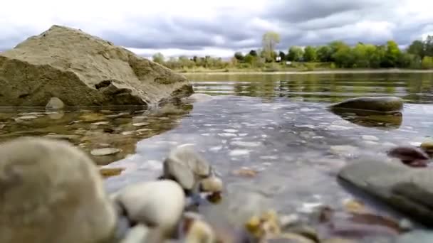 Ήσυχη Ροή Του Νερού Του Ποταμού Χτυπά Βράχια Ακτή Μια — Αρχείο Βίντεο