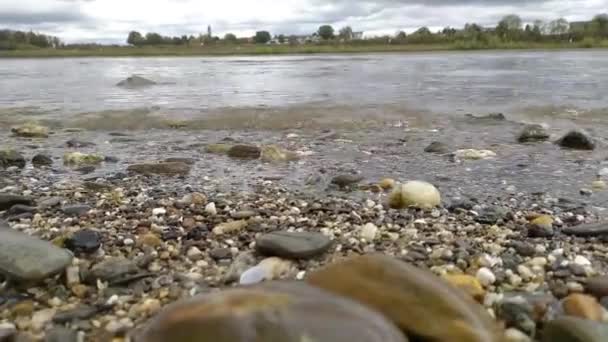 Sakin Akan Nehir Suyu Nehir Kıyısındaki Kayalık Bir Sahilde Kristal — Stok video