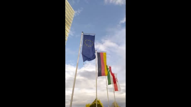 Ντίσελντορφ Γερμανία Οκτώβριος 2020 Γερμανική Σημαία Σημαία Βόρειας Ρηνανίας Βεστφαλίας — Αρχείο Βίντεο
