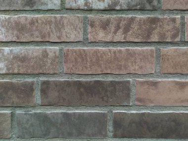 Gri taş duvar arka planında gri tuğlalar ya da dikdörtgen taş dokusu ve pasaklı yüzey malzemesi ile döşenmiş dikdörtgen ev mimarisi ile duvar kağıdı gibi katı duvar.