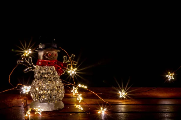 테이블 위에서 분위기를 조명으로 반짝이는 스파클링 불빛은 크리스마스 이브에 낭만적 — 스톡 사진