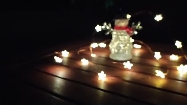 Αφρώδη Χριστουγεννιάτικα Φώτα Φωτισμένη Διακόσμηση Για Εορταστική Διάθεση Στο Τραπέζι — Αρχείο Βίντεο