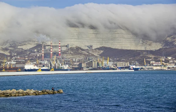 Novorossiysk, Rusya 'nın Karadeniz kıyısında zengin bir tarihi ve kahramanlık geçmişi olan bir liman kentidir.