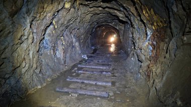 Terk edilmiş uranyum-barit adits. Rusya, Adygea Cumhuriyeti.