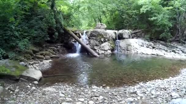 位于俄罗斯克拉斯诺达尔地区 在山上远足的理想地方 山区河流 阿育克及其周围环境 — 图库视频影像