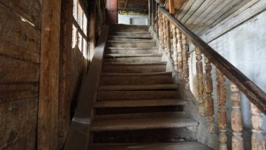 Burası Rusya, Saratov. İnanılmaz antik mimari, eski tuğla binalar ve terk edilmiş evlerle dolu bir şehir..