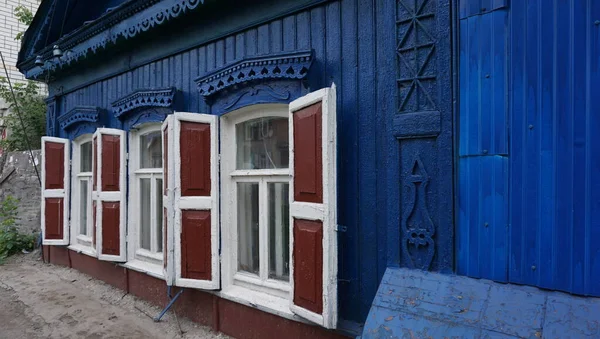 Burası Rusya, Saratov. İnanılmaz antik mimari, eski tuğla binalar ve terk edilmiş evlerle dolu bir şehir..