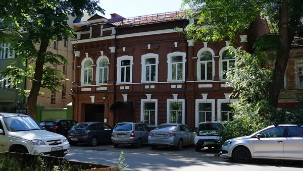 Burası Rusya, Saratov. İnanılmaz antik mimari, eski tuğla binalar ve terk edilmiş evlerle dolu bir şehir..