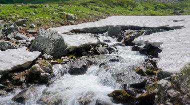 Karachay-Cêess Cumhuriyeti 'nin dağlık bölgeleri. İnanılmaz güzel dağ gölleri, vadiler ve dağ nehirleri. Abhazya Cumhuriyeti sınırında bir yerde. Bunlar dağ turizmi ve medeniyetten uzak yerler..