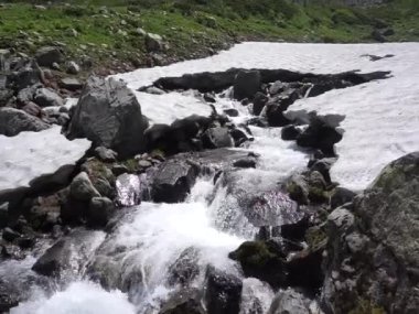 Karachay-Cêess Cumhuriyeti 'nin dağlık bölgeleri. İnanılmaz güzel dağ gölleri, vadiler ve dağ nehirleri. Abhazya Cumhuriyeti sınırında bir yerde. Bunlar dağ turizmi ve medeniyetten uzak yerler..