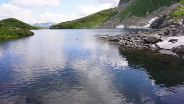 Karachay-Cêess Cumhuriyeti 'nin dağlık bölgeleri. İnanılmaz güzel dağ gölleri, vadiler ve dağ nehirleri. Abhazya Cumhuriyeti sınırında bir yerde. Bunlar dağ turizmi ve medeniyetten uzak yerler..