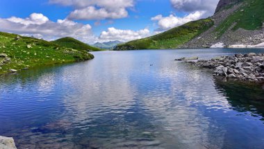 Karachay-Cêess Cumhuriyeti 'nin dağlık bölgeleri. İnanılmaz güzel dağ gölleri, vadiler ve dağ nehirleri. Abhazya Cumhuriyeti sınırında bir yerde. Bunlar dağ turizmi ve medeniyetten uzak yerler..