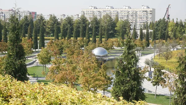俄罗斯 克拉斯诺达尔领土 加里茨基公园是位于南部首府克拉斯诺达尔市中心的一个现代化美丽的公园 — 图库照片