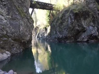 yerleşim köyü Rozhkao, Karachay-Côess Cumhuriyeti. Dağ turizmi için inanılmaz ürkütücü yerler..