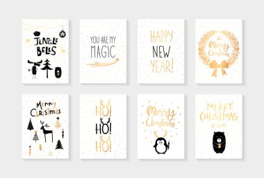 Beyaz İskandinav yılbaşı kartları, altın harfleri ve kahve, ayı, penguen, leylek, geyik, Noel ağacı, beyaz arka planda izole edilmiş çelenk..