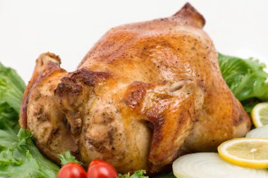 Izgara tavuk tüm seçenekler yakın plan çekim beyaz arka plan.