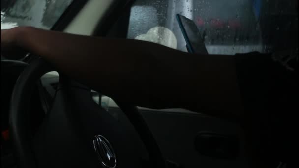 Homem Está Dirigindo Carro Enquanto Joga Seu Celular Quando Chove — Vídeo de Stock