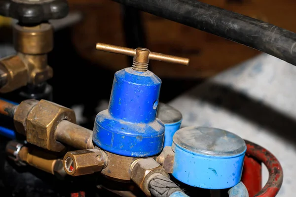 Mechanism for pumping frion out of the refrigerator. Station for collecting freon. Vacuum pump. — Stock Image Mechanism Pumping Frion Out Refrigerator Station Collecting Freon Vacuum Pump Stock Picture
