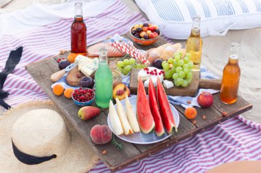 Deniz kenarında gün batımı pikniği. 