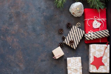 Noel hediyesi kutusu. Noel hediyeleri kırmızı, beyaz kutular siyah ve mavi arka planda. Kopyalama alanı olan düz.