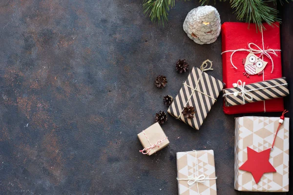 Kerstgeschenkdoos Kerstcadeautjes Rode Witte Dozen Zwarte Blauwe Donkere Achtergrond Vlakke — Stockfoto