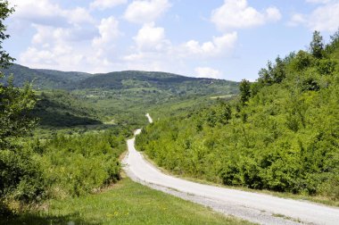 Yol için Mountain içinde kırsal mavi gökyüzü ile