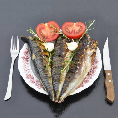 Siyah ahşap zemin Sebze soslu balık.