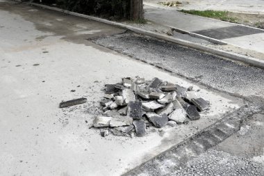 bir kaldırım atık yığını ile tamiri.