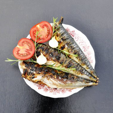 Siyah ahşap zemin Sebze soslu balık.